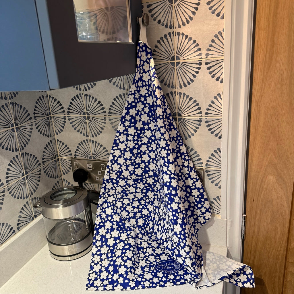 Beautiful tea towel, daisies with gold centres
