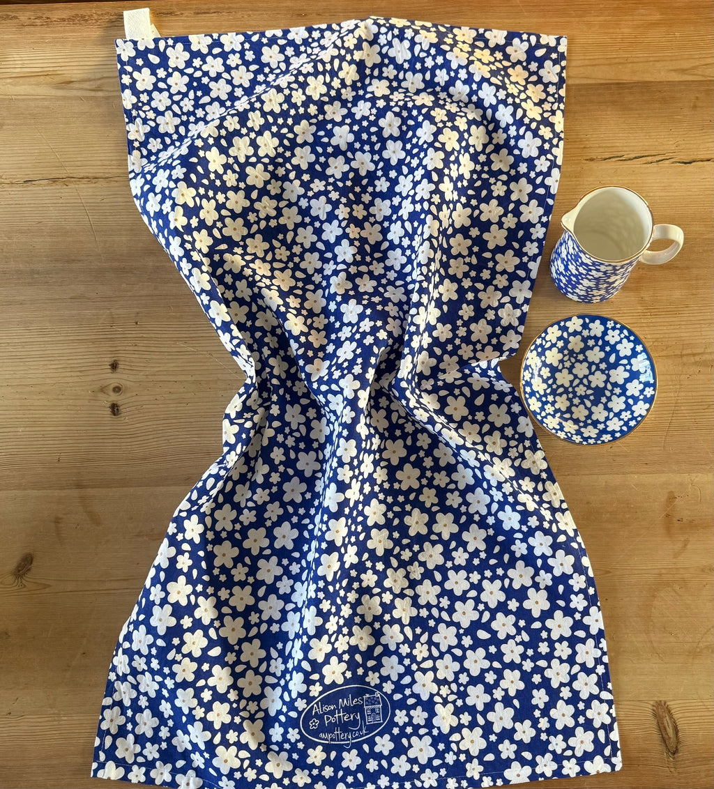 Beautiful tea towel, daisies with gold centres