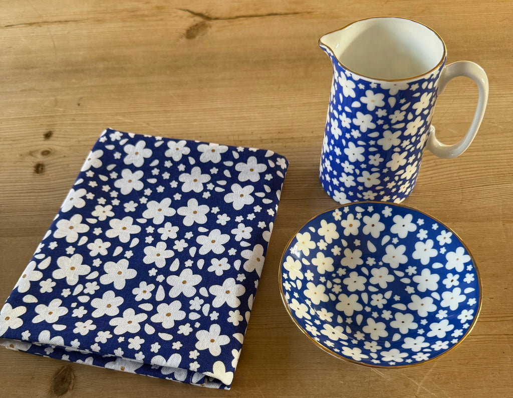 Beautiful tea towel, daisies with gold centres
