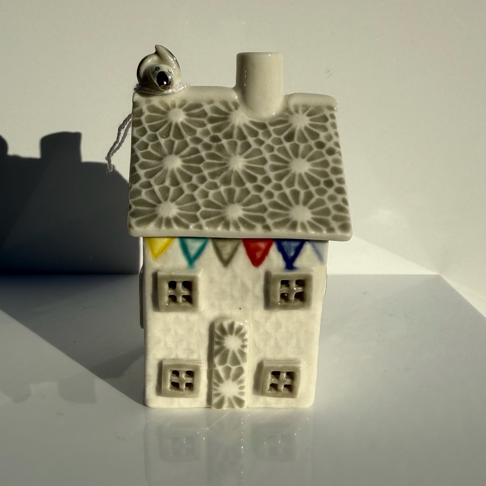 Small porcelain tea-light house, original daisies, taupe (grey)