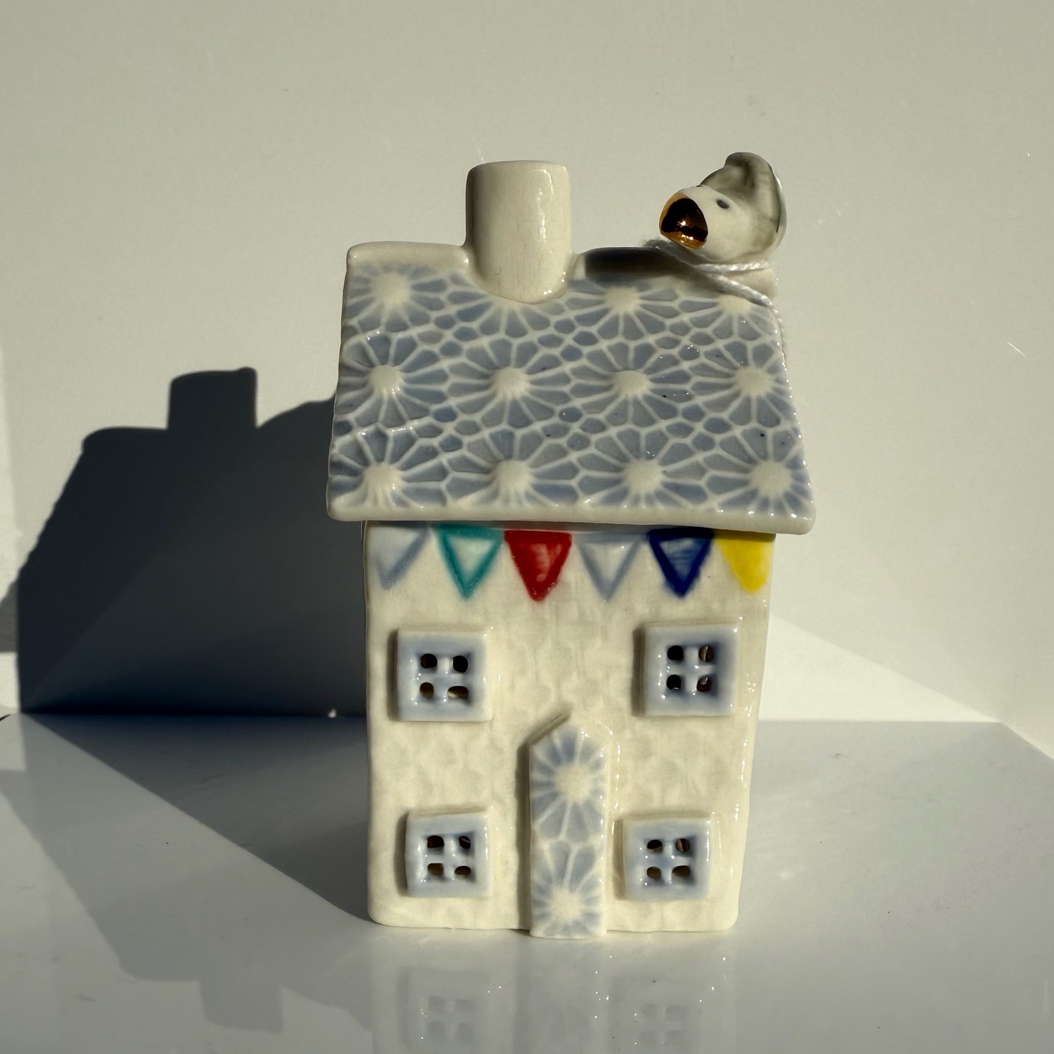 Small porcelain tea-light house, original daisies, pastel (pale blue)