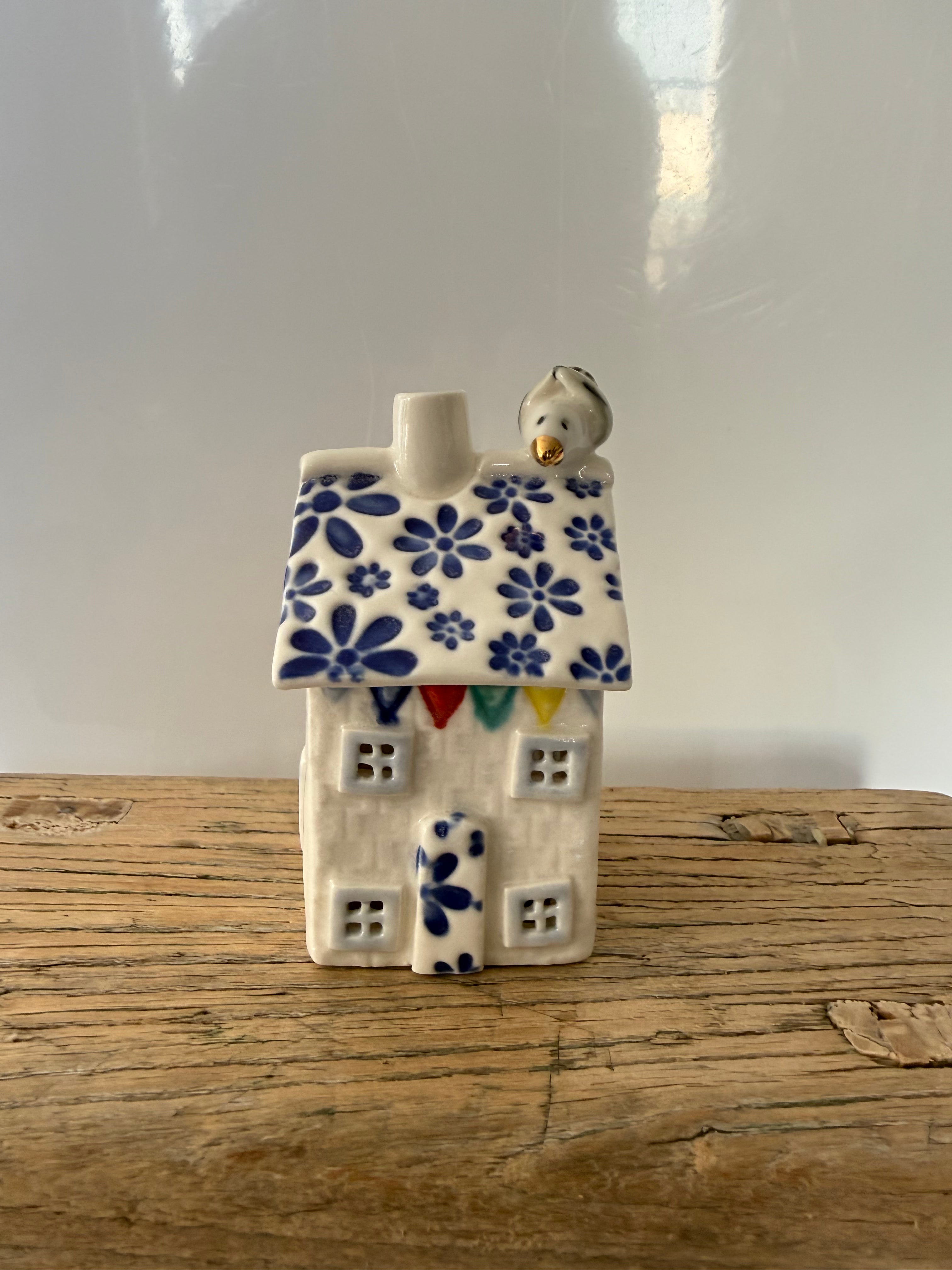 Small porcelain tea-light house, daisies 1, cobalt with gold detail